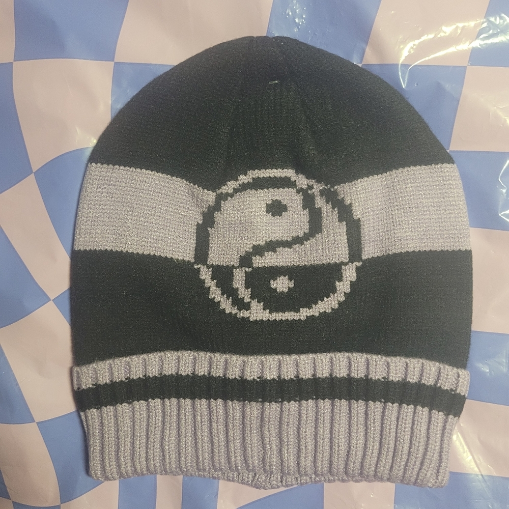 NWT Topshop Lilac & Black Yin Yang Beanie